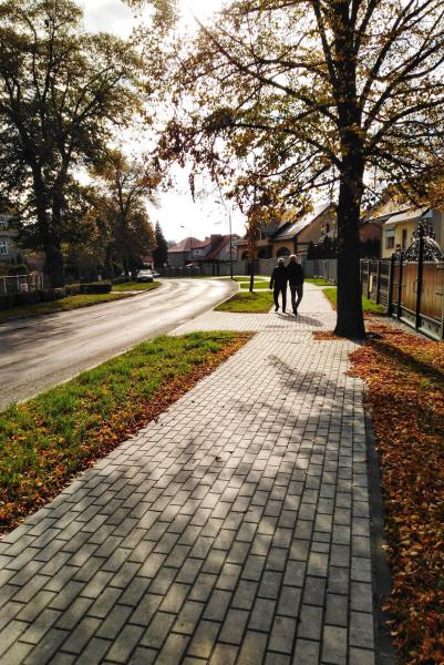 Ulica Wałowa z nowym chodnikiem