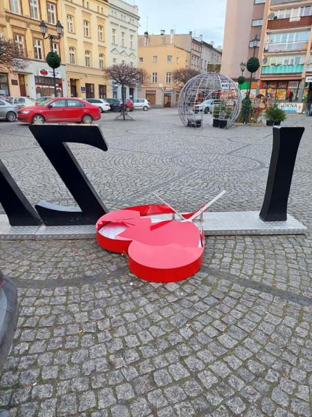 W nocy zniszczono napis „I love Ząbkowice Śl.” Zatrzymano sprawców wandalizmu