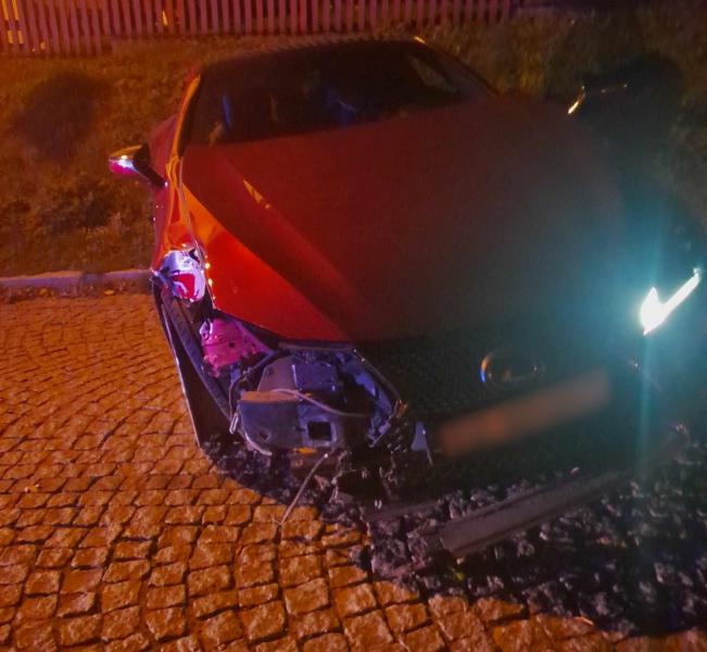 Lexus wypadł z drogi i „ściął” dwie latarnie. Kierowca był pijany