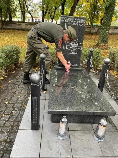 Harcerze porządkowali groby Sybiraków i Nieznanego Żołnierza