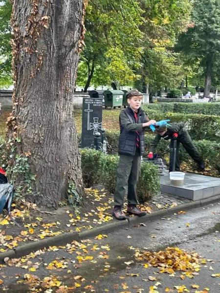 Harcerze porządkowali groby Sybiraków i Nieznanego Żołnierza