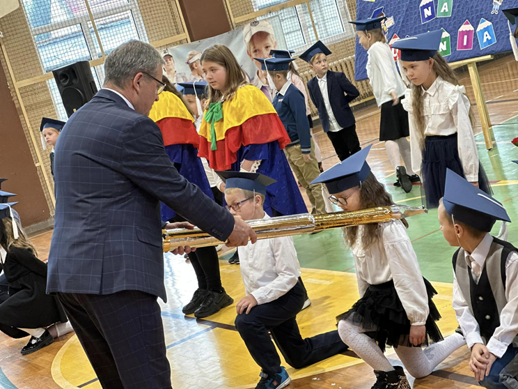 Pierwszoklasiści ze Szkoły Podstawowej nr 4 w Ziębicach pasowani na uczniów