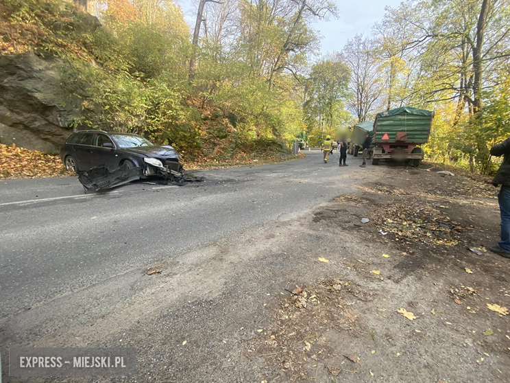 Zderzenie ciągnika rolniczego z samochodem osobowym między Kamieńcem Ząbkowickim a Byczeniem [foto]