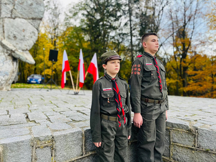 Apel Niepodległościowy pod pomnikiem Orła Piastowskiego w Ziębicach