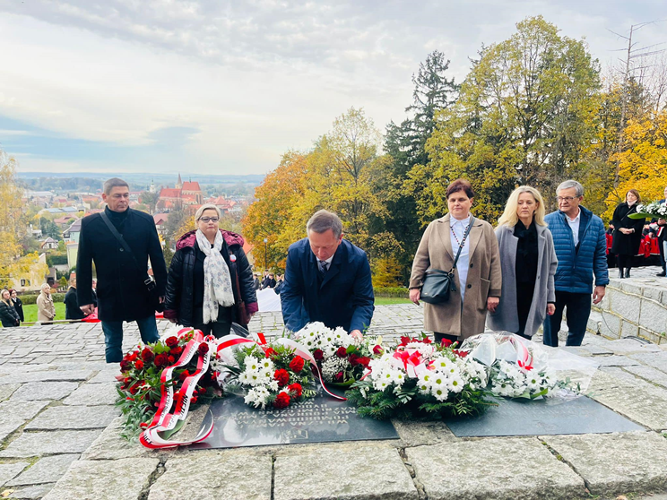 Apel Niepodległościowy pod pomnikiem Orła Piastowskiego w Ziębicach