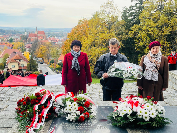 Apel Niepodległościowy pod pomnikiem Orła Piastowskiego w Ziębicach