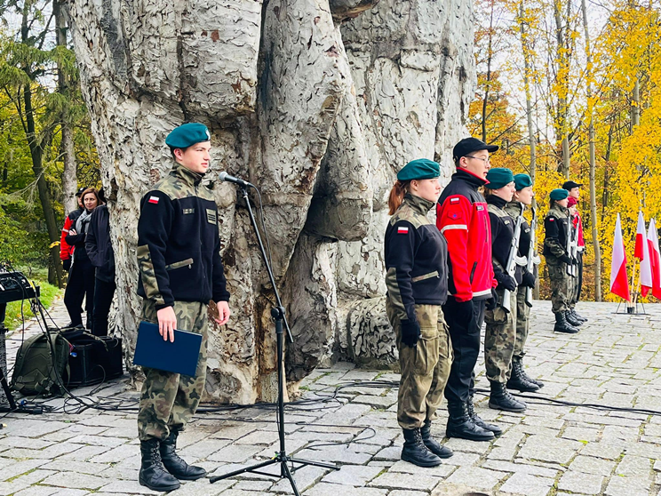 Apel Niepodległościowy pod pomnikiem Orła Piastowskiego w Ziębicach