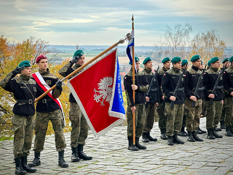 Apel Niepodległościowy pod pomnikiem Orła Piastowskiego w Ziębicach