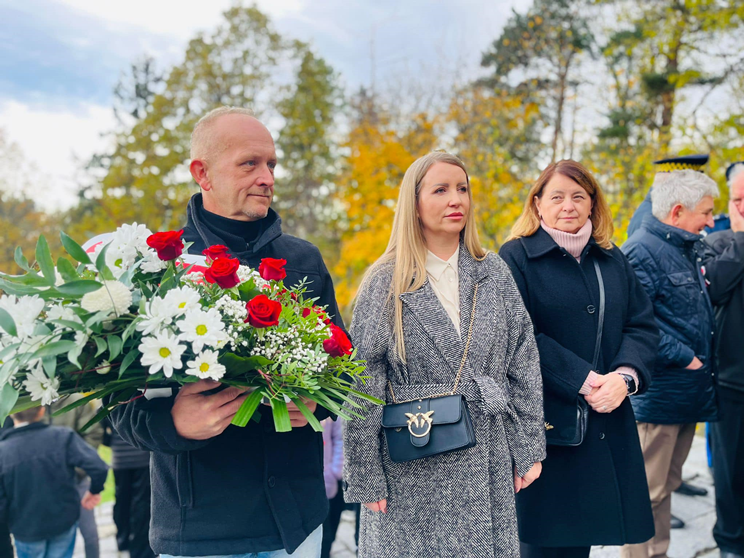 Apel Niepodległościowy pod pomnikiem Orła Piastowskiego w Ziębicach