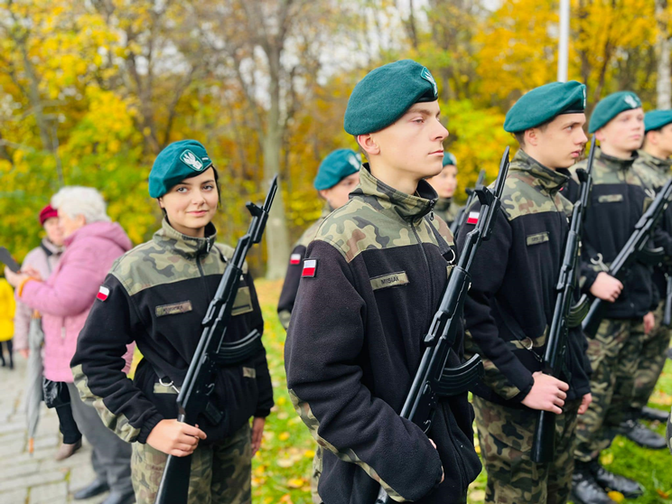 Apel Niepodległościowy pod pomnikiem Orła Piastowskiego w Ziębicach