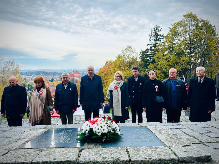 Apel Niepodległościowy pod pomnikiem Orła Piastowskiego w Ziębicach