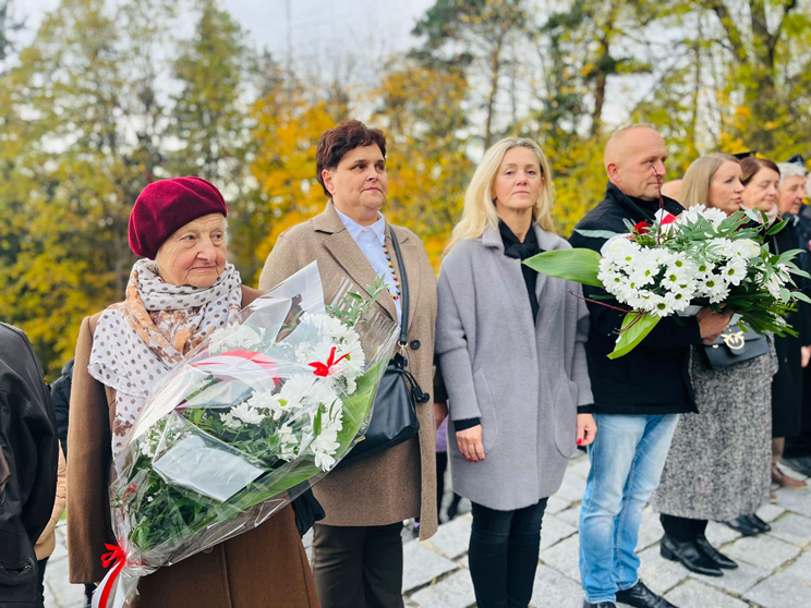 Apel Niepodległościowy pod pomnikiem Orła Piastowskiego w Ziębicach