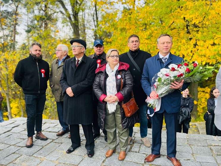 Apel Niepodległościowy pod pomnikiem Orła Piastowskiego w Ziębicach