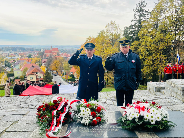 Apel Niepodległościowy pod pomnikiem Orła Piastowskiego w Ziębicach