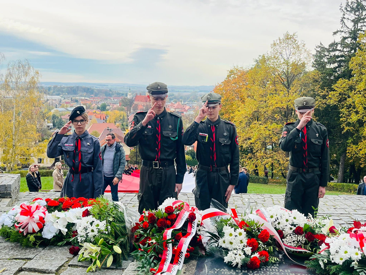 Apel Niepodległościowy pod pomnikiem Orła Piastowskiego w Ziębicach