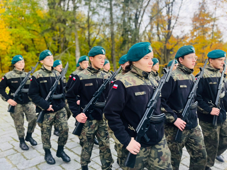 Apel Niepodległościowy pod pomnikiem Orła Piastowskiego w Ziębicach