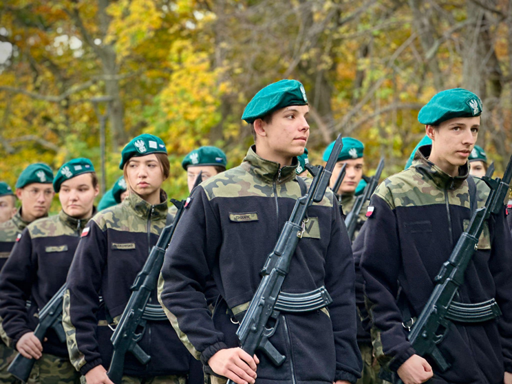 Apel Niepodległościowy pod pomnikiem Orła Piastowskiego w Ziębicach