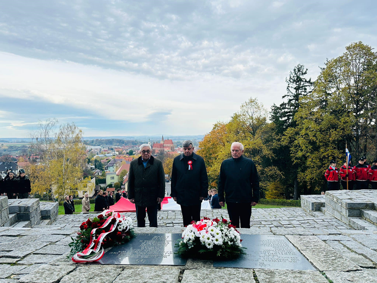 Apel Niepodległościowy pod pomnikiem Orła Piastowskiego w Ziębicach