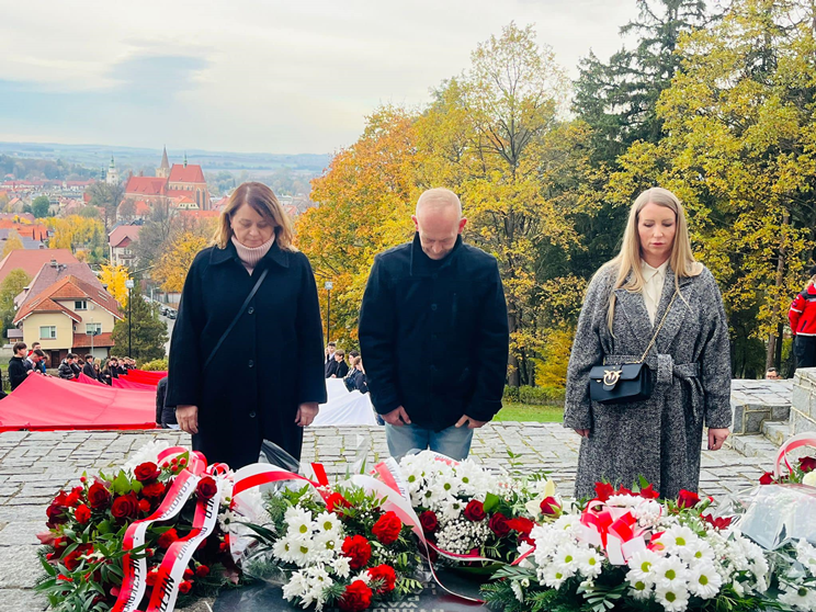 Apel Niepodległościowy pod pomnikiem Orła Piastowskiego w Ziębicach