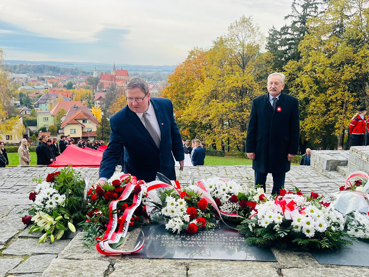 Apel Niepodległościowy pod pomnikiem Orła Piastowskiego w Ziębicach