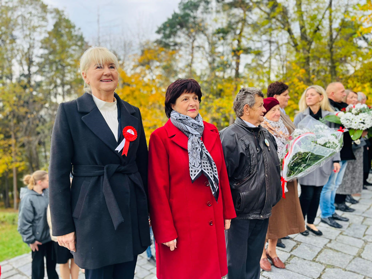 Apel Niepodległościowy pod pomnikiem Orła Piastowskiego w Ziębicach