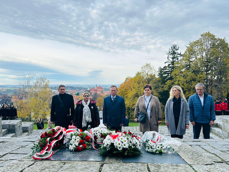 Apel Niepodległościowy pod pomnikiem Orła Piastowskiego w Ziębicach