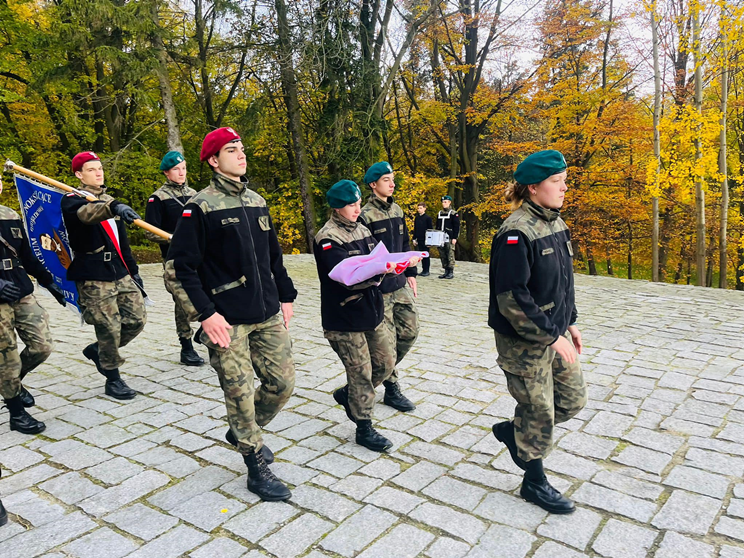 Apel Niepodległościowy pod pomnikiem Orła Piastowskiego w Ziębicach