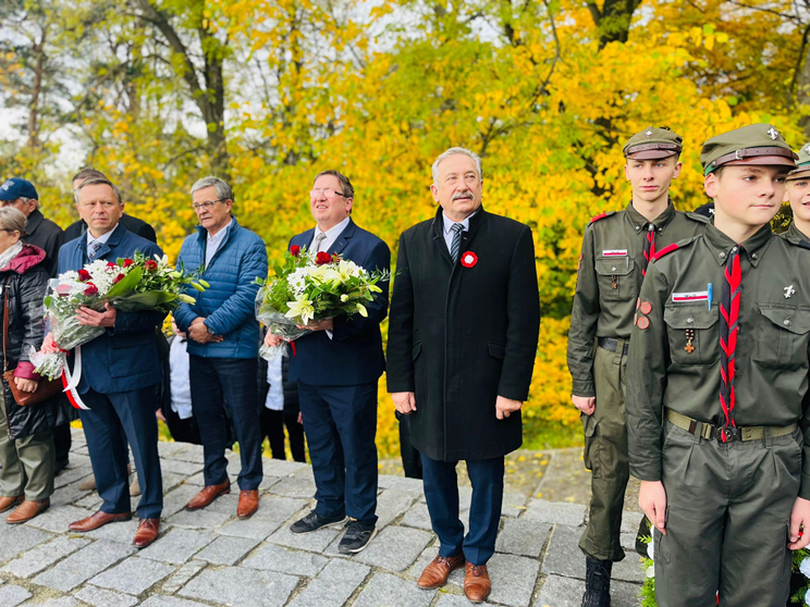 Apel Niepodległościowy pod pomnikiem Orła Piastowskiego w Ziębicach