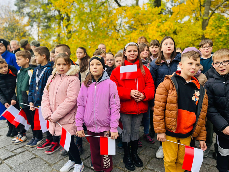 Apel Niepodległościowy pod pomnikiem Orła Piastowskiego w Ziębicach