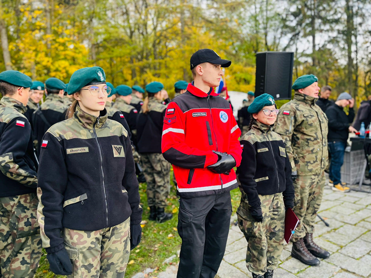 Apel Niepodległościowy pod pomnikiem Orła Piastowskiego w Ziębicach