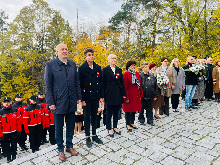 Apel Niepodległościowy pod pomnikiem Orła Piastowskiego w Ziębicach