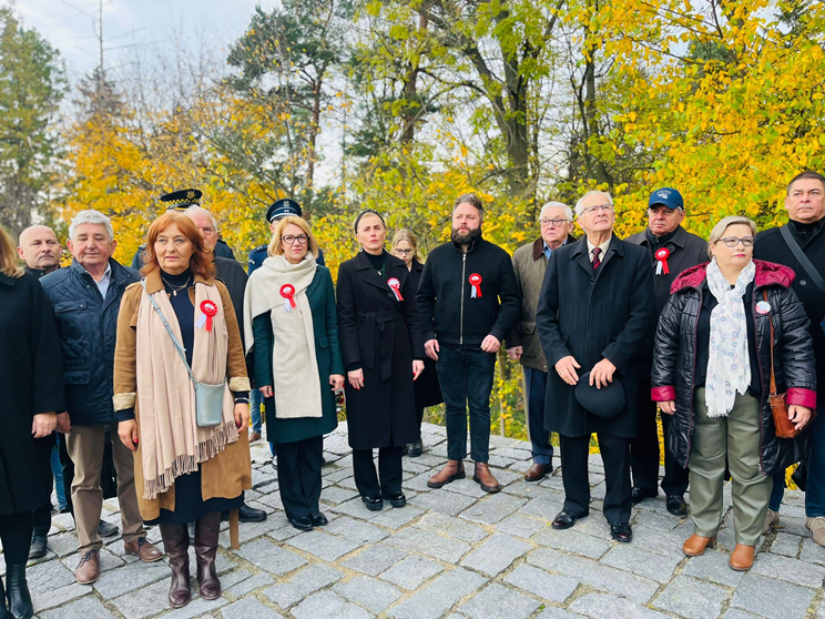 Apel Niepodległościowy pod pomnikiem Orła Piastowskiego w Ziębicach