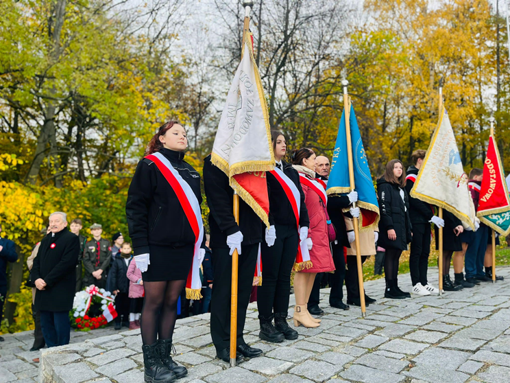 Apel Niepodległościowy pod pomnikiem Orła Piastowskiego w Ziębicach