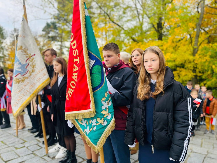 Apel Niepodległościowy pod pomnikiem Orła Piastowskiego w Ziębicach