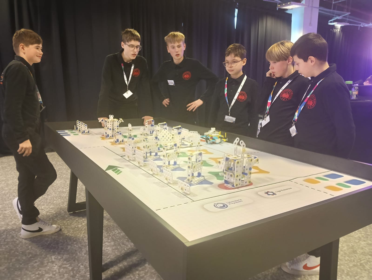 Uczniowie ze Szkoły Podstawowej w Budzowie zajęli III miejsce w finale „Ligi Robotów"