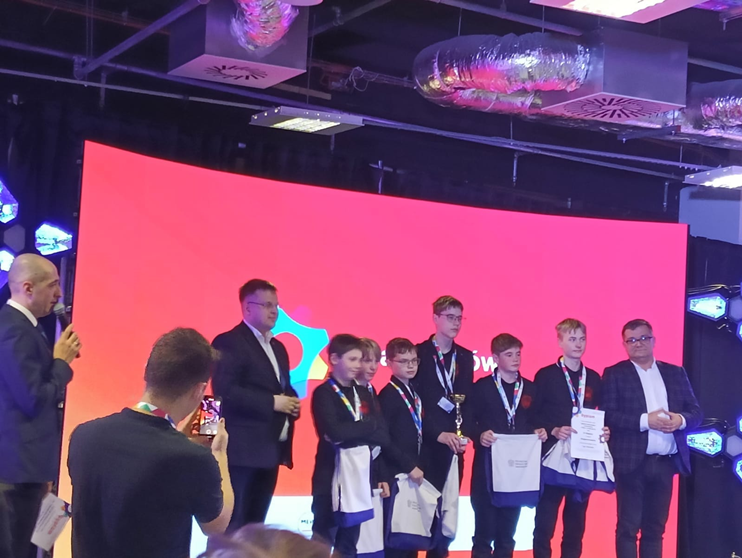 Uczniowie ze Szkoły Podstawowej w Budzowie zajęli III miejsce w finale „Ligi Robotów"