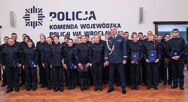 Nowi dolnośląscy policjanci wypowiedzieli słowa roty ślubowania