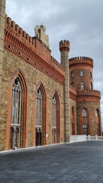 Monumentalny taras pałacowy z nową posadzką 