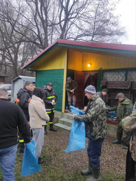 „Tylko buraki wyrzucają śmieci w krzaki”. Wędkarze z Kamieńca Ząbkowickiego posprzątali Bartniki