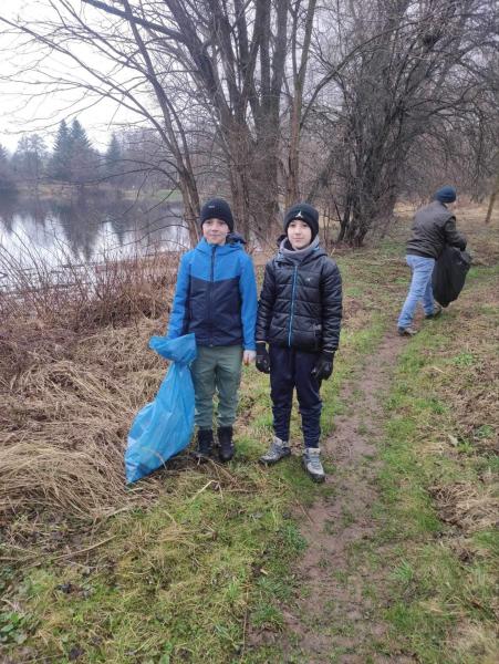 „Tylko buraki wyrzucają śmieci w krzaki”. Wędkarze z Kamieńca Ząbkowickiego posprzątali Bartniki