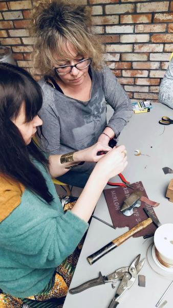 Kobiece warsztaty z tworzenia biżuterii. Tydzień Kobiet w Ziębicach