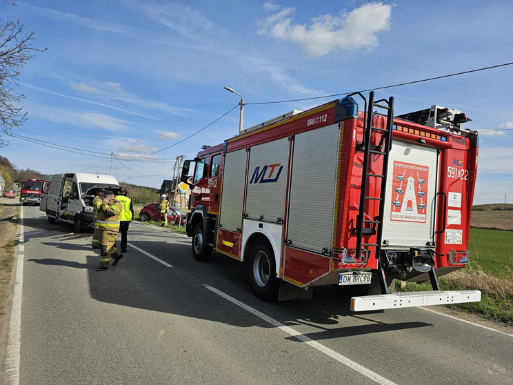 Zderzenie busa i osobówki w Ziębicach