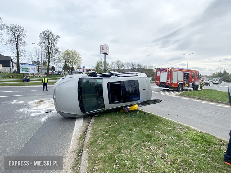  Zderzenie dwóch samochodów osobowych na skrzyżowaniu ul. Legnickiej z krajową ósemką