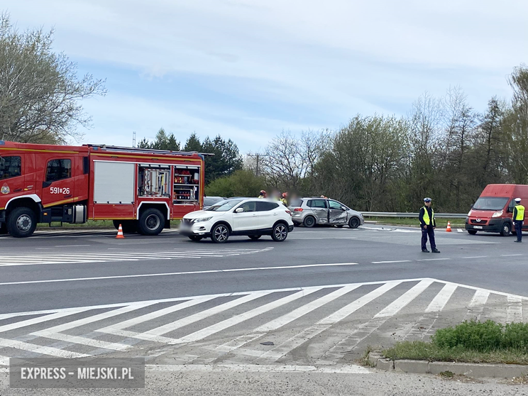  Zderzenie dwóch samochodów osobowych na skrzyżowaniu ul. Legnickiej z krajową ósemką