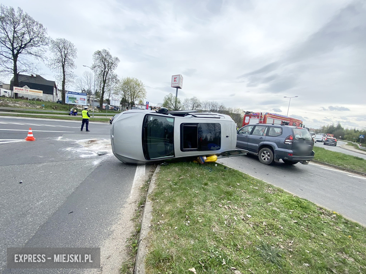  Zderzenie dwóch samochodów osobowych na skrzyżowaniu ul. Legnickiej z krajową ósemką