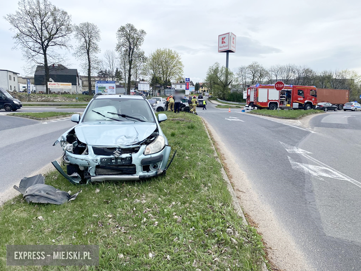  Zderzenie dwóch samochodów osobowych na skrzyżowaniu ul. Legnickiej z krajową ósemką