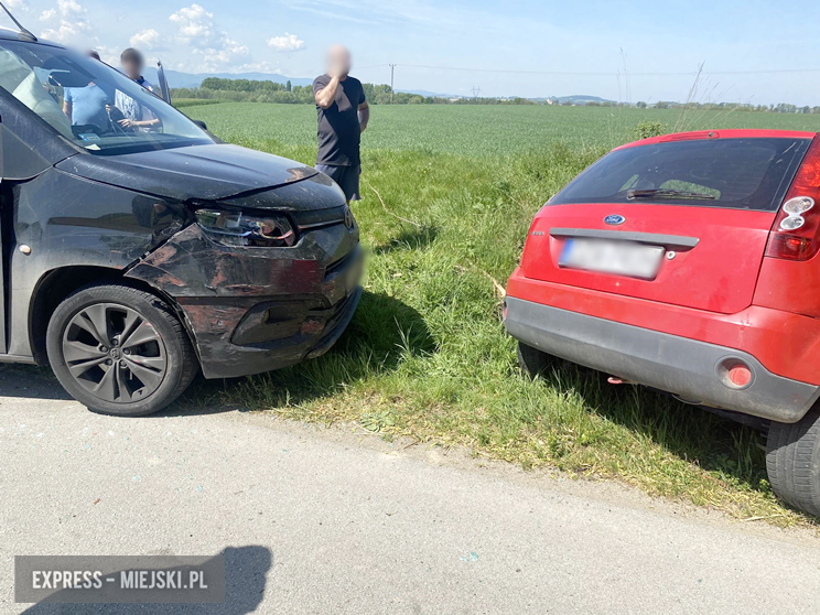 Zderzenie dwóch samochodów na trasie Ząbkowice Śląskie - Sieroszów