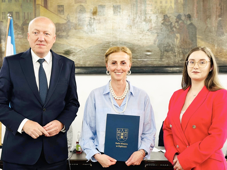 Inauguracyjna sesja Rady Miejskiej w Ziębicach. Ślubowanie radnych i burmistrza