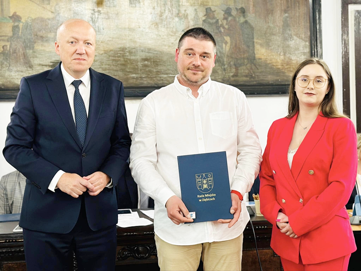 Inauguracyjna sesja Rady Miejskiej w Ziębicach. Ślubowanie radnych i burmistrza