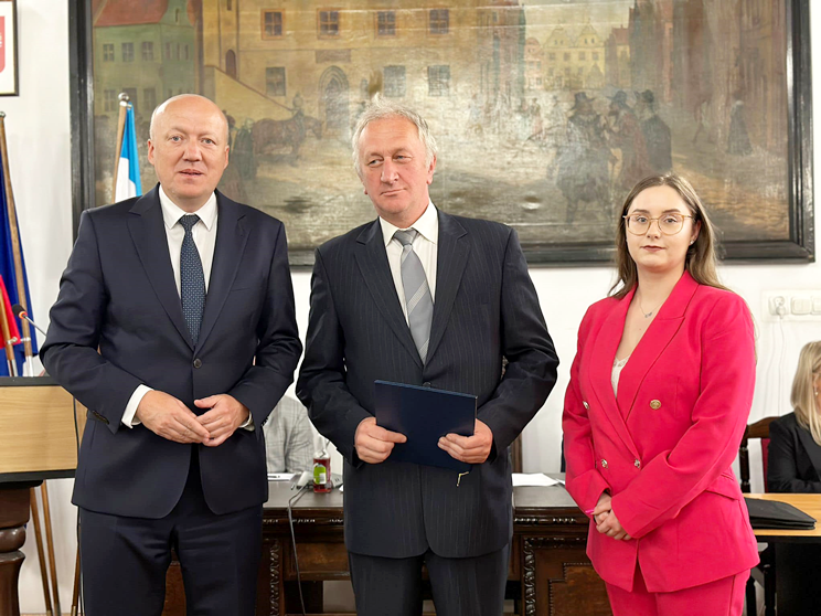 Inauguracyjna sesja Rady Miejskiej w Ziębicach. Ślubowanie radnych i burmistrza